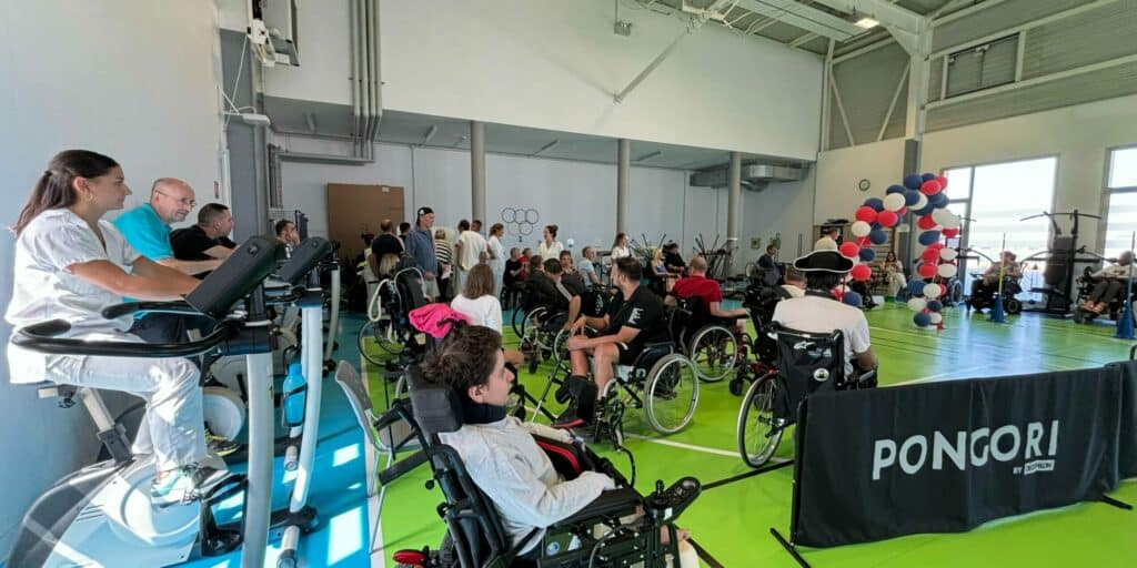 Photo du gymnase avec tous les participants et équipes soignantes